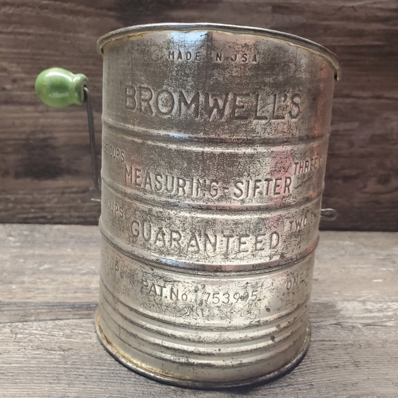 Vintage Bromwell’s Measuring Flour Sifter 3 Cup with Green Handle - Picture 1 of 3